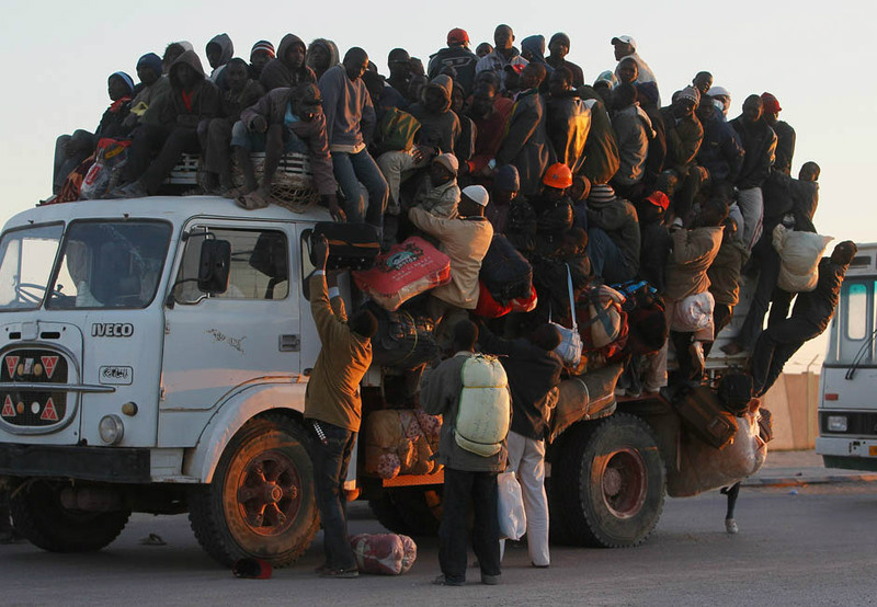 Para escapar da violência na Líbia, migrantes africanos procuram abrigo em país