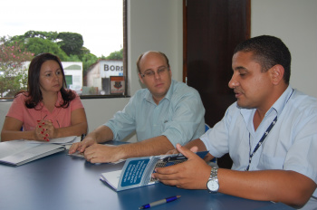 Acia e Sebrae realizam parcerias E/D- Vera, Rodrigo e Medeiros, durante reuniao na sede da Acia. Foto: Moreira Produções
