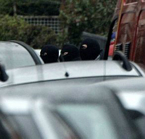 Policiais que trabalham na captura do suspeito dos assassinatos na escola francesa