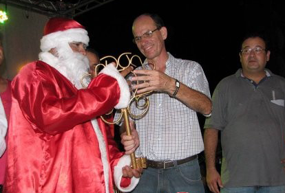 Prefeito Municipal Sergio Barbosa e o Vice-prefeito, Dr. Bandeira, durante entrega da chave da cidade ao Papai Noel, em 2013