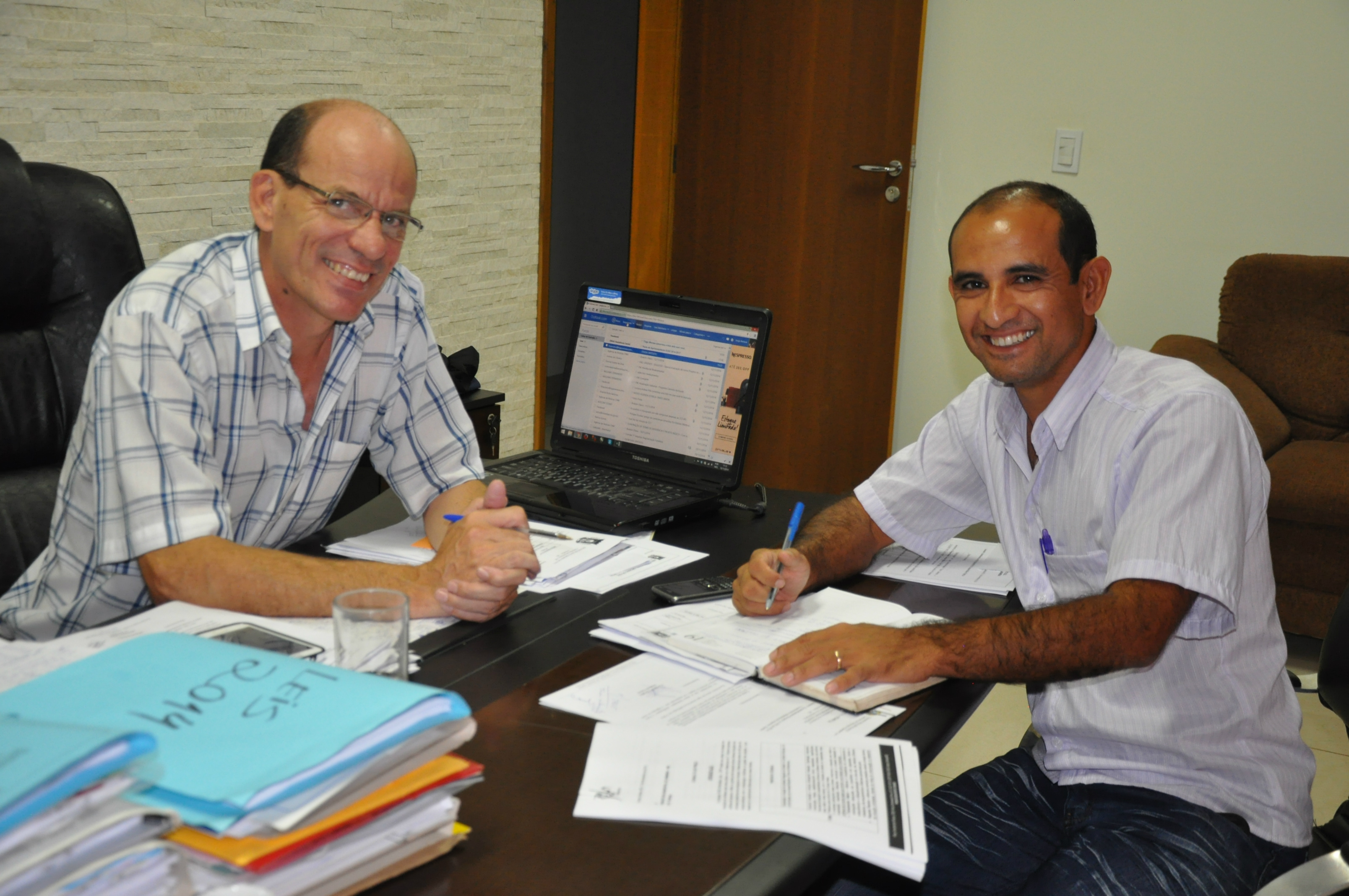 Natal de Luzes de Amambai terá decoração cenográfica Cerca de 20 pessoas ligadas à Semsur trabalham na montagem e acabamento das 400 peças; na foto, Sérgio Barbosa e o secretário Vilmar Cubas