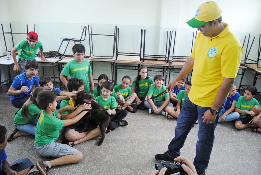 Lilico, o cão “Aumigão”, visita alunos da escola Felipe de Brum Acompanhou Lilico em sua visita, a cadela Mabi, que está sendo treinada para também fazer parte do projeto.