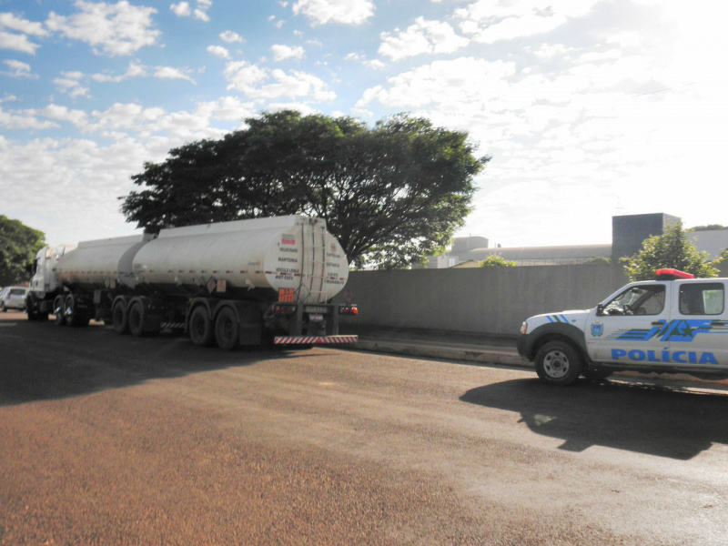 PMA autua empresa paranaense por transporte ilegal de carreta com gasolina