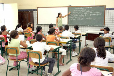 Ministro critica “judicialização” da lei do piso dos professores
