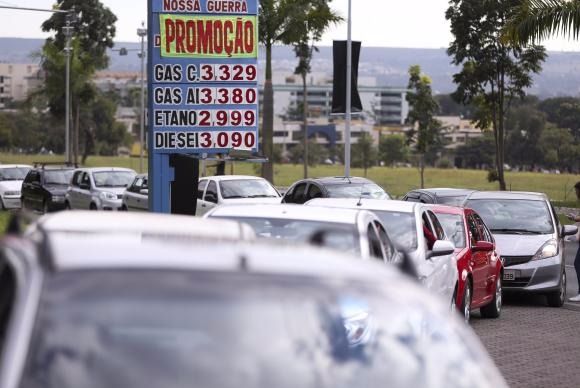 Brasileiro já pagou quase R$ 917 bilhões em impostos em 2017 Brasília - Posto de combustíveis do DF vende gasolina com desconto de até 40% no Dia de Liberdade de Impostos / Foto: Divulgação