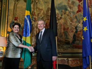 Dilma afasta hipótese de medidas mais duras para combater impactos da crise Dilma afasta hipótese de medidas mais duras para combater impactos da crise