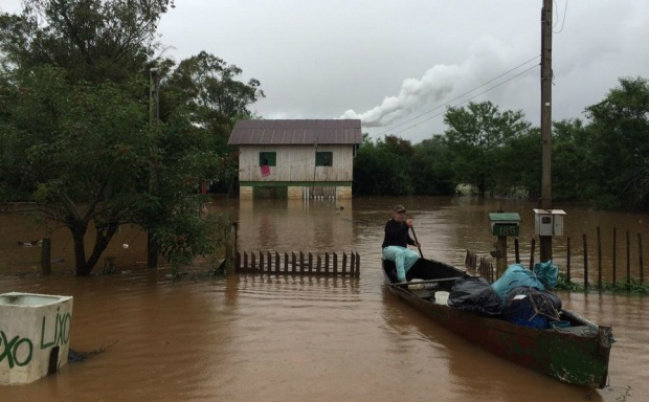 Chuvas afetaram 15.600 pessoas no Rio Grande do Sul Até o momento, foram registrados 1.270 desabrigados, 1.058 desalojados. O total de afetados ultrapassa a marca dos 15.600. Ao todo, 38 municípios foram atingidos e cerca de 2.710 residências, danificadas.