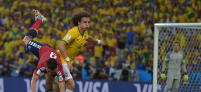 Embalado pela torcida, Brasil vence Colômbia e pega Alemanha na semi O zagueiro David Luiz foi um dos heróis da partidaFoto: Divulgação