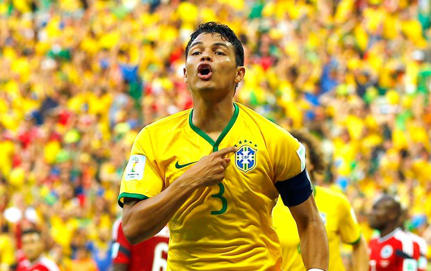 Embalado pela torcida, Brasil vence Colômbia e pega Alemanha na semi Thiago Silva aponta par ao escudo e comemora o primeiro gol: