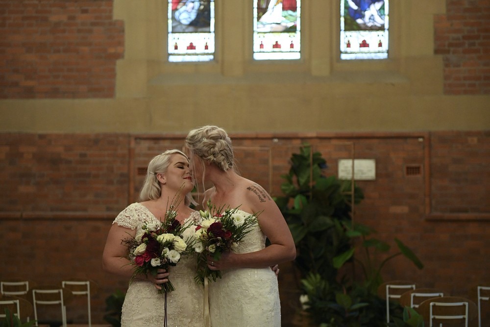 As australianas Rebecca Hickson and Sarah Turnbull posam para foto após se casarem em Newcastle, na Austrália, nesta terça-feira (9) (Foto: AAP/Dan Himbrechts/via REUTERS)