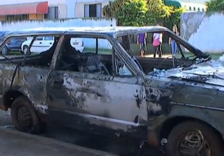 Carro fica destruído após ser incendiado em Campo Grande