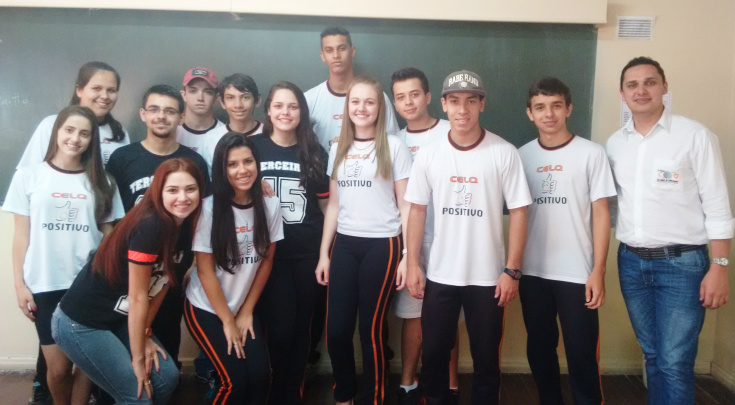 Alunos do 3º ano do ensino médio do Colégio CELQ junto com o coordenador Cristiano Sarmento.