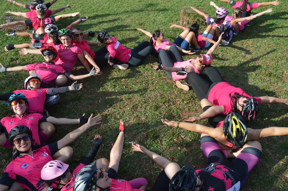 Ciclistas movimentaram Amambai neste final de semana Mulheres que participaram da Pedalada sentaram em forma de laço, simbolo da campanha do Outubro Rosa. /Foto: Moreira Produções