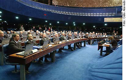 Senado aprova PEC que concede benefício integral para servidores públicos Senado aprova PEC que concede benefício integral para servidores públicos