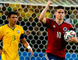 Embalado pela torcida, Brasil vence Colômbia e pega Alemanha na semi James Rodriguez leva a bola diante Thiago Silva:adeus do artilheiro até aqui (Foto: Agência Reuters)