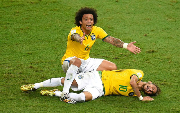 Embalado pela torcida, Brasil vence Colômbia e pega Alemanha na semi Marcelo se desespera com choro de Neymar no chão, machucado nas costas (Foto: AFP)