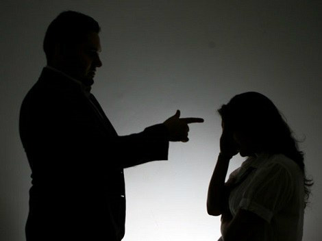 Mesmo em ambiente de trabalho, mulheres são alvo de assédio Mesmo em ambiente de trabalho, mulheres são alvo de assédio