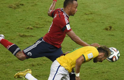 Aos 41min do segundo tempo, após cobrança de escanteio da Colômbia, a bola sobrou para Neymar que, ao tentar dominar, foi acertado por uma joelhada nas costas do lateral colombiano Zúñiga Foto: Odd Andersen / AFP