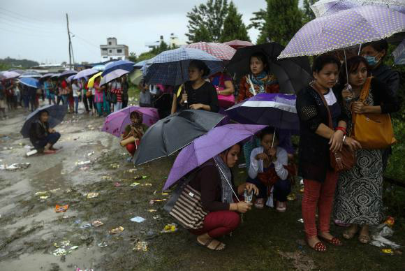 O Programa Alimentar Mundial da ONU prevê assistência humanitária nos próximos três meses a 1,4 milhão de pessoas atingidas pelo  terremoto no Nepal / Narendra Shrestha/EPA/Agência Lusa