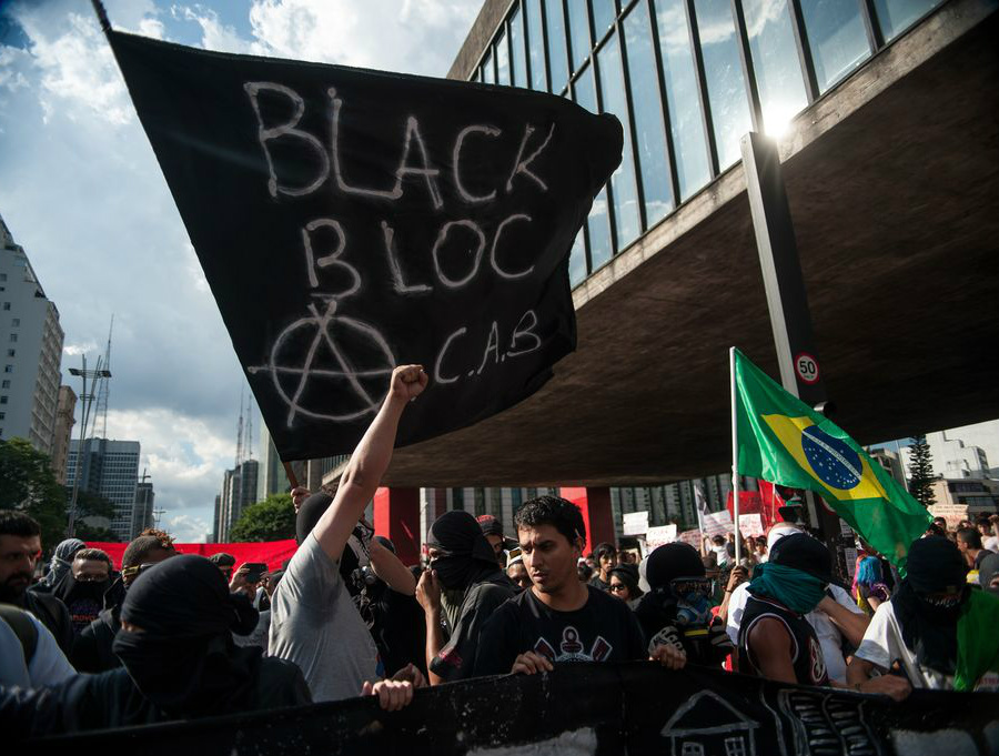 Protesto contra gastos da Copa do Mundo reúne mil pessoas em SP Protesto contra gastos com a Copa do Mundo de 2014 reúne cerca de mil pessoas na Avenida Paulista, em frente ao vão livre do Masp