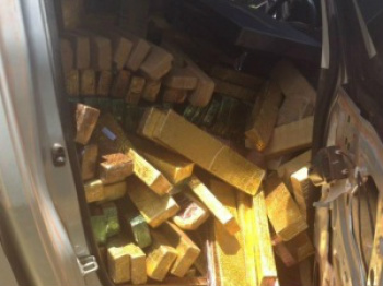 Tabletes de maconha espalhados sobre bancos de caminhonete Foto: Divulgação/DOF