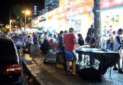 Trabalhadores informais lucram no entorno dos estádios e das festas de rua