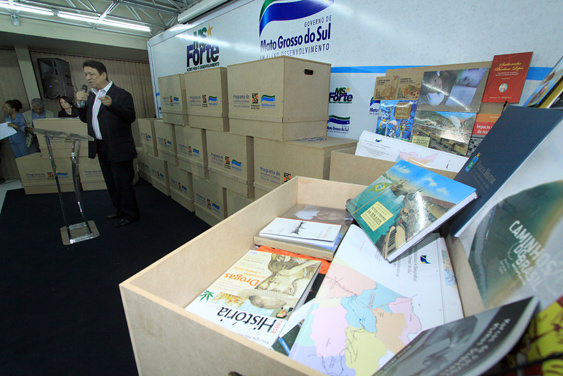 Com 80% de autores regionais, obras literárias são entregues pelo Estado