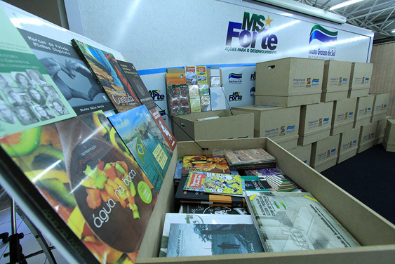 Com 80% de autores regionais, obras literárias são entregues pelo Estado