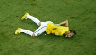 Após fratura em vértebra, Neymar está fora da Copa Fabrizio Bensch/AP/Direitos Reservados
