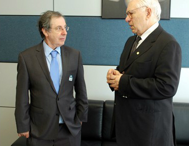 O professor Stephen Gabriel (E) recebeu as boas vindas do presidente da AEB, José Raimundo Braga / Valdivivo Jr / AEB