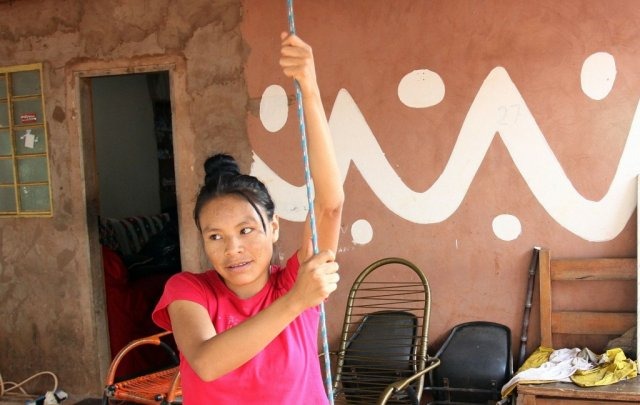 Da escolaridade à roupa: obstáculos para os índios no mercado de trabalho Dalia foi proibida de conversar em guarani no ambiente de trabalho. Mas faz questão de repasar o idioma para a filha. (Foto: Saul Schramm)