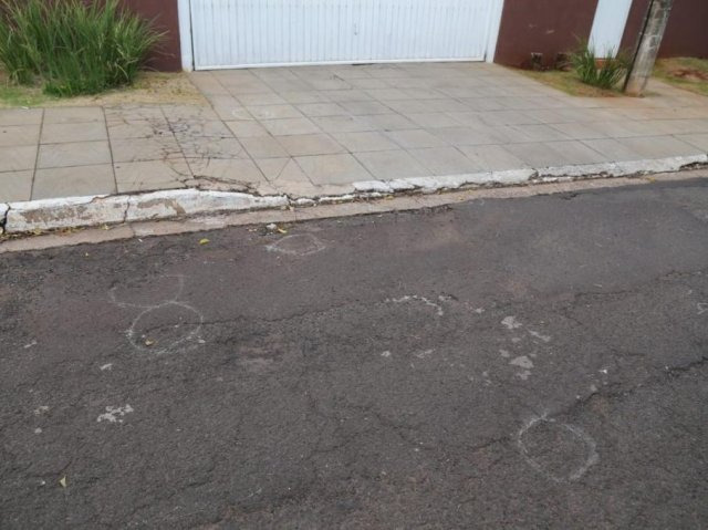 Dono de mineradora é executado e filho baleado por atiradores em carro Marcas no asfalto indicam a quantidade de munições encontradas em frente à casa (Foto: Paulo Francis)