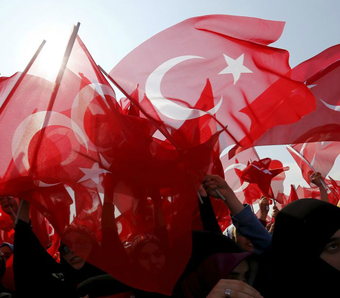 UE pede à Turquia que se mantenha “unida” contra os terroristas