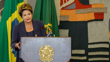 Dilma: 'Não concordamos com processos que reduzem direitos dos trabalhadores' Sobre fator previdenciário, Dilma afirmou estar aberta a ouvir qualquer proposta que não comprometa a Previdência