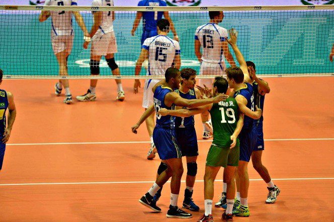 Brasil vence Itália e mantém chances de classificação na Liga Mundial Jogadores da Seleção comemoram ponto na vitória por 3 sets a 1 sobre a Itália