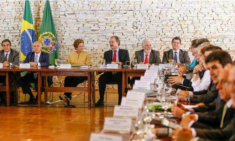 Dilma reúne ministros para discutir conjuntura política Dilma reúne ministros para discutir conjuntura política