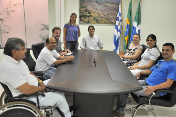 Reunião com o prefeito Dirceu Lanzarini aconteceu para a apresentação dos trabalhos do Laboratório de Prótese. Prefeitura quer atingir 150 próteses por mês.