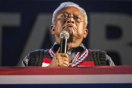 Líder dos protestos na Tailândia, Suthep Thaugsupan, discursa para manifestantes no centro de Bangcoc. 