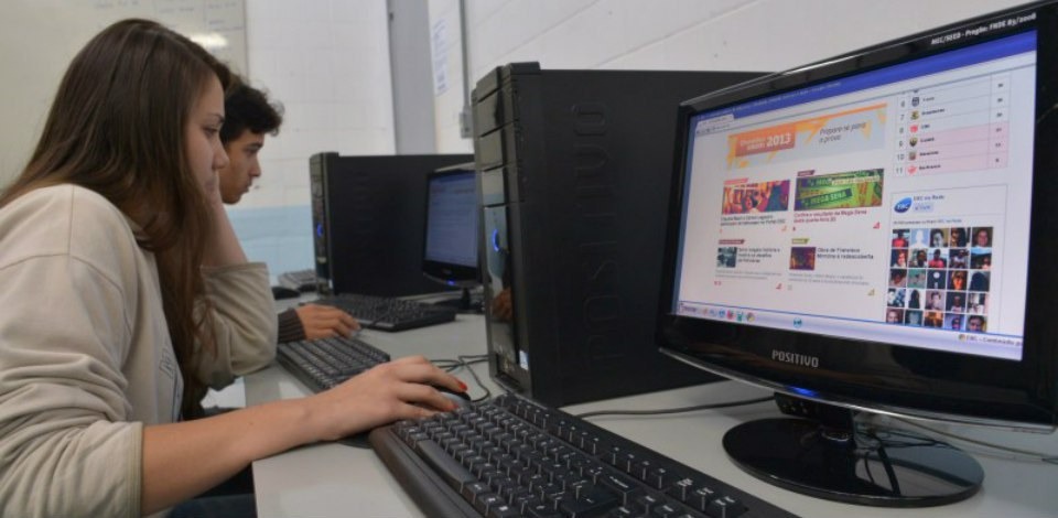 Programa é voltado para estudantes cuja renda familiar mensal bruta é de até 5 salários mínimos por pessoa.