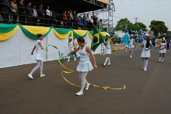 7 de setembro: o Brasil é um país independente? Em torno de 15 pelotões desfilam no dia 7, representando as escolas de Amambai; logo após desfilam os pelotões formados pelos Desbravadores e pelos militares do 17º RC Mec.