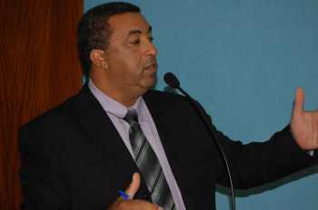 Vereador Carlinhos cobra revitalização da sinalização do trânsito.Foto: Moreira Produções