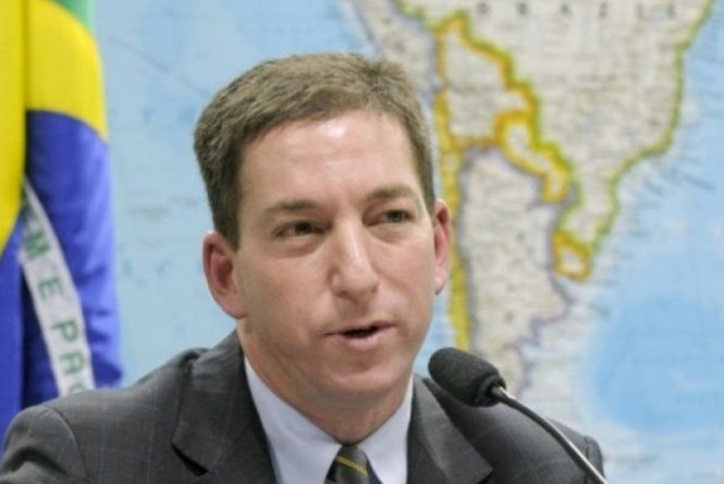 O brasileiro David Miranda, companheiro do jornalista Glenn Greenwald (foto), que publicou os vazamentos do ex-analista de inteligência americano Edward Snowden, ficou retido várias horas no aeroporto londrino de Heathrow