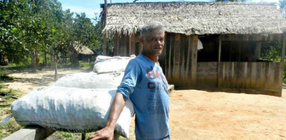 Dezesseis famílias vivem no local.
