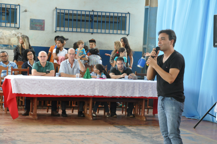 Palestras sobre o tema bulliyng foram o foco do workshop; Na foto, o secretário escolar Edirlei Zanetti da Silva fala sobre diversidade sexual / Foto: Assessoria