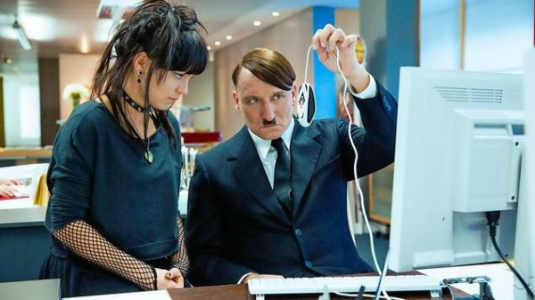 Oliver Masucci como Hitler no filme “Ele está de volta”