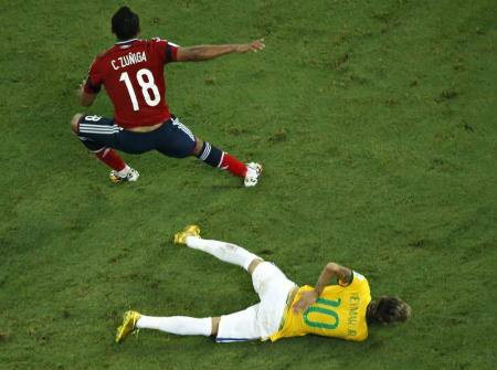 Colombiano Zúñiga diz que não teve intenção de machucar Neymar Neymar sente dor nas costas após levar uma joelhada do colombiano Camilo Zúñiga durante jogo entre Brasil e Colômbia pelas quartas de final da Copa do Mundo, em Fortaleza, nesta sexta-feira. 04/07/2014