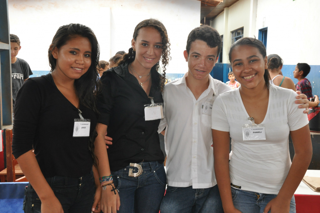 Joice Almeida, aluna do 9° ano, Ingrid Carvalho, Leandro Matos e Daniele da Silva, ambos do 8° ano, do E. F. Eles tiveram a iniciativa de realização do evento / Foto: Assessoria