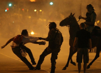 É grave o estado de saúde de jovem baleado por PMs durante protesto A manifestação, marcada para o dia da festa dos 460 anos da cidade, foi a primeira de 2014, ano da Copa do Mundo no Brasil