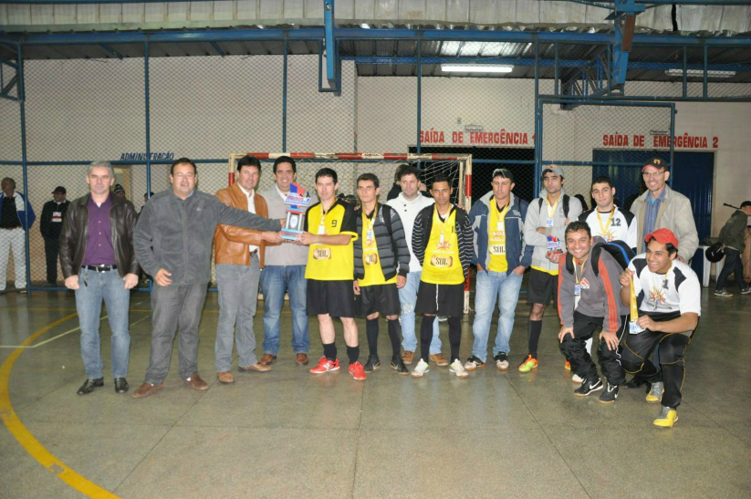 Campeonato Interfirmas começa em Amambai Prefeito, vice prefeito e demais autoridades entregando o troféu aos vencedores do campeonato no ano de 2014 / Foto: Assessoria