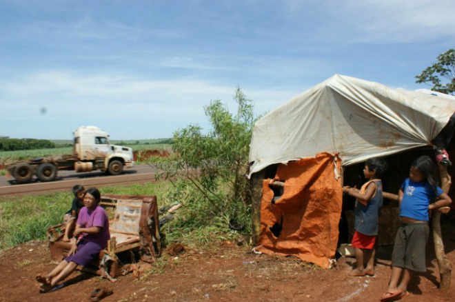 Cerca de 30 famílias desaldeadas vivem às margens da BR-463 (Foto: Dourados Agora/arquivo)
